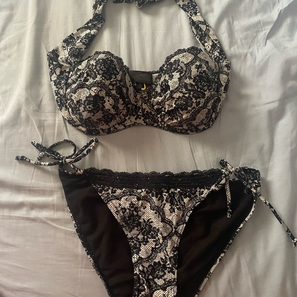 Super cute swimsuit, perfect condition.